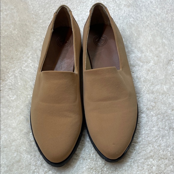 Charleston Shoe Co. Tan Slip-On Loafers Womens Comfortable Flats Sz 7 - Picture 1 of 9